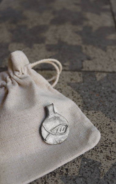 Colgante rústico de un pez en plata.  Hecho artesanalmente en España por Sandra Bellew.