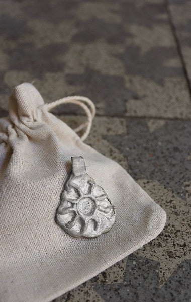 Colgante rústico de un sol en plata. Hecho artesanalmente por Sandra Bellew.