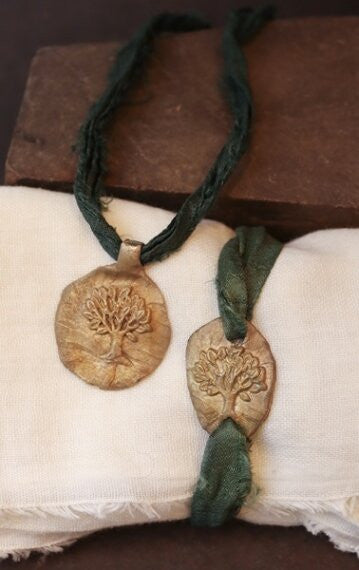 Pulsera rústica del árbol de la vida en latón. Hecha artesanalmente en España por Sandra Bellew.