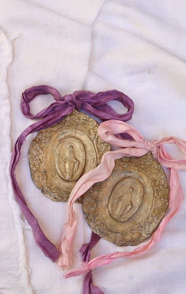 Medalla rústica de la Virgen Milagrosa en latón para cuna. Hecha artesanalmente en España por Sandra Bellew.