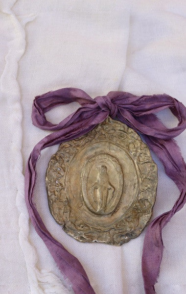 Virgen Milagrosa Cuna - Latón dorado