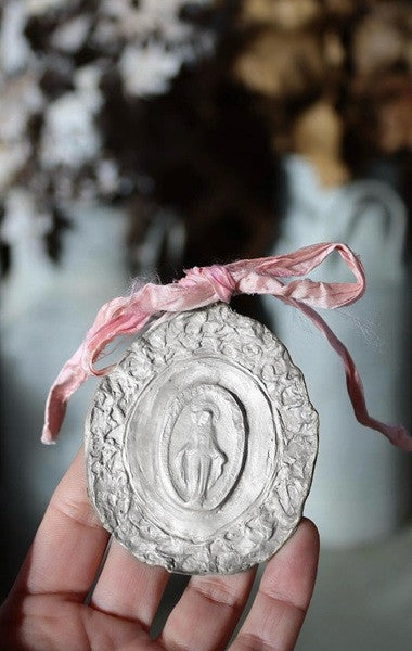Medalla rústica de la Virgen Milagrosa en plata para cuna. Hecha artesanalmente en España por Sandra Bellew.