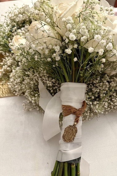 Medalla rústica de la Virgen Guadalupana para ramo de novia en latón. Hecha artesanalmente en España por Sandra Bellew.