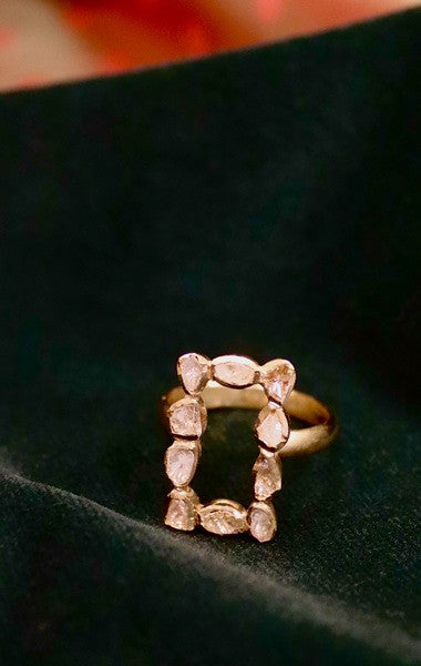 Anillo rectangular de diamantes y plata chapada en oro.