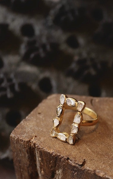 Anillo rectangular de diamantes y plata chapada en oro.