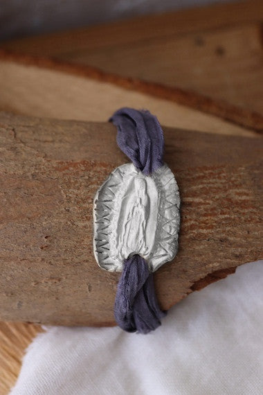 Pulsera de la Virgen Guadalupana en plata. Hecha artesanalmente en España por Sandra Bellew