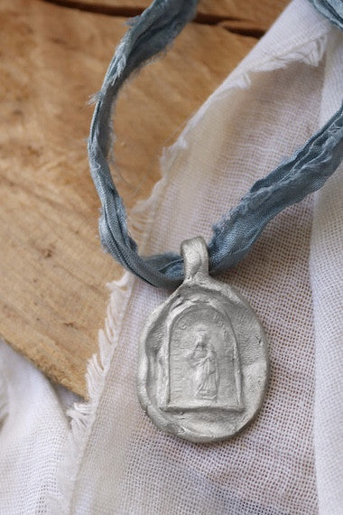 Medalla rústica de Santa Marta en plata. Hecha artesanalmente en España por Sandra Bellew.