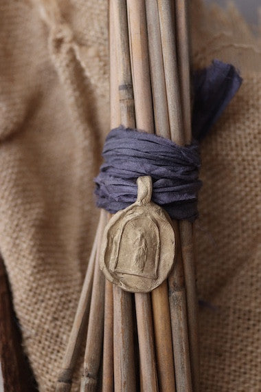 Medalla rústica de Santa Marta para ramo de novia en latón. Hecha artesanalmente en España por Sandra Bellew.