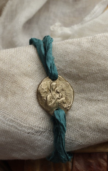 Pulsera rústica de la Virgen del Perpetuo Socorro en latón. Hecha artesanalmente por Sandra Bellew.