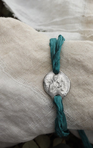 Pulsera rústica de la Virgen del Perpetuo Socorro en plata. Hecha artesanalmente por Sandra Bellew.