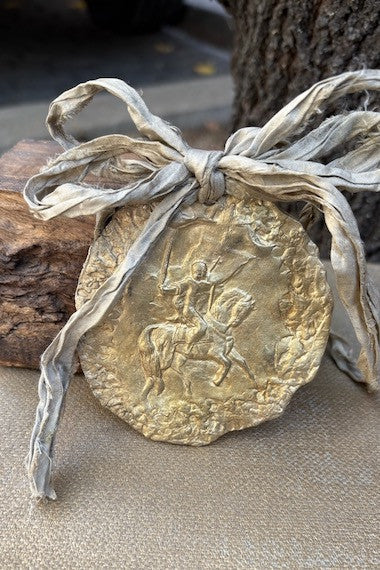 Medalla rústica de Santiago Apóstol Caballero para cuna en latón. Hecha artesanalmente en España por Sandra Bellew