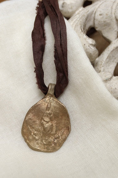 Medalla rústica de la Virgen de Loreto en latón. Hecha artesanalmente en España por Sandra Bellew.