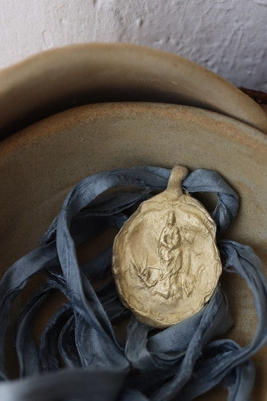 Medalla rústica de la Virgen de Loreto en latón. Hecha artesanalmente en España por Sandra Bellew.