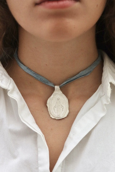 Medalla rústica de la Virgen Milagrosa en plata. Hecha artesanalmente en España por Sandra Bellew.