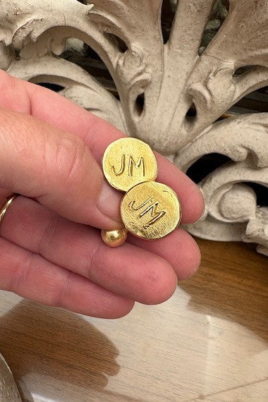 Gemelos rústicos con iniciales en latón. Hechos artesanalmente en España por Sandra Bellew.