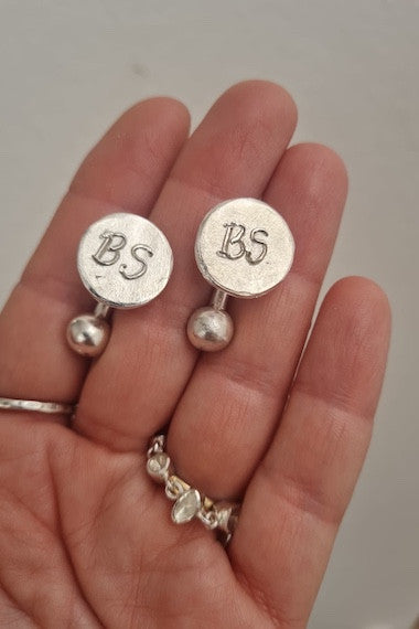 Gemelos rústicos con iniciales en plata con iniciales. Hechos artesanalmente en España por  Sandra Bellew.