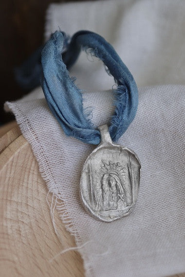 Medalla de la Virgen Dolorosa en plata. Hecha artesanalmente por Sandra Bellew.