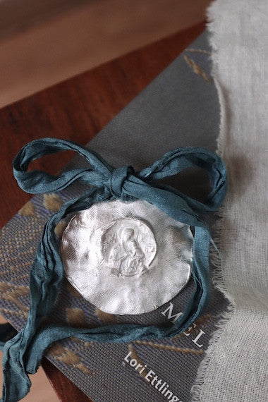 Medalla rústica de Nuestra Señora del Perpetuo Socorro en plata. Hecha artesanalmente por Sandra Bellew.