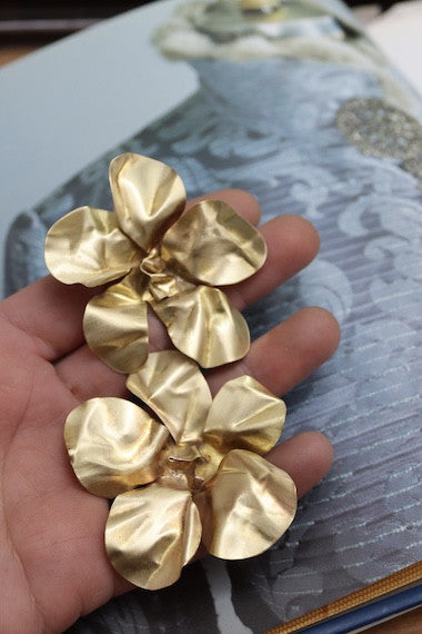 Pendientes en latón con forma de flor. Hechos  artesanalmente en España por Sandra Bellew.