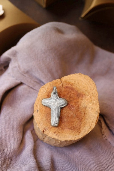 Colgante rústico de la Cruz de Schoenstatt en plata. Hecha artesanalmente por Sandra Bellew