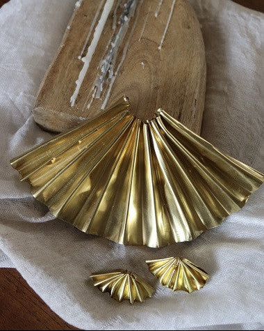 Broche en forma de abanico. Hecho artesanalmente en España por Sandra Bellew.