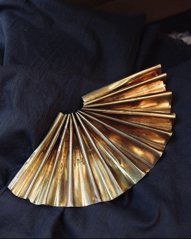 Broche en forma de abanico. Hecho artesanalmente en España por Sandra Bellew.
