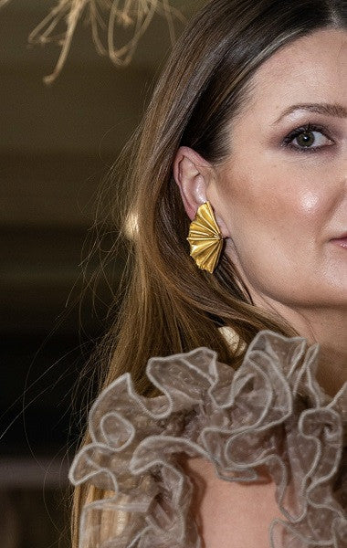 Pendientes en forma de abanico de latón. Hechos artesanalmente por Sandra Bellew.