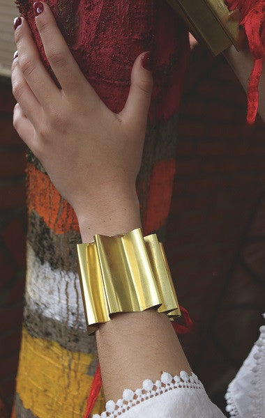 Brazalete en forma de abanico en latón con cinta de seda. Hecho artesanalmente por Sandra Bellew.