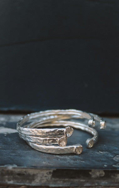 Brazalete luna plata con diamantes en bruto.