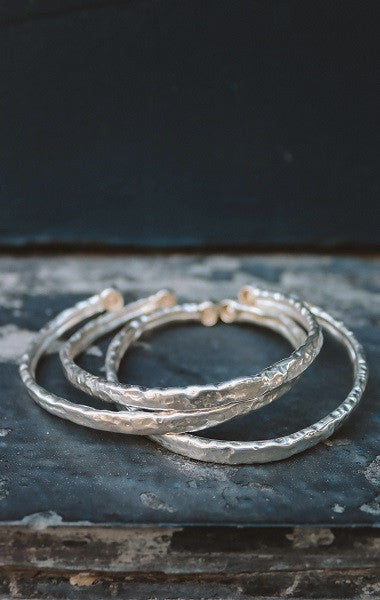 Brazalete luna plata con diamantes en bruto.