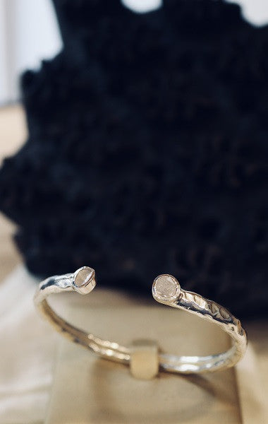 Brazalete luna plata con diamantes en bruto.