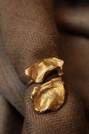 Anillo rústico en plata chapado en oro inspirado en Pino Montesdeoca. Hecho en España por Sandra Bellew.