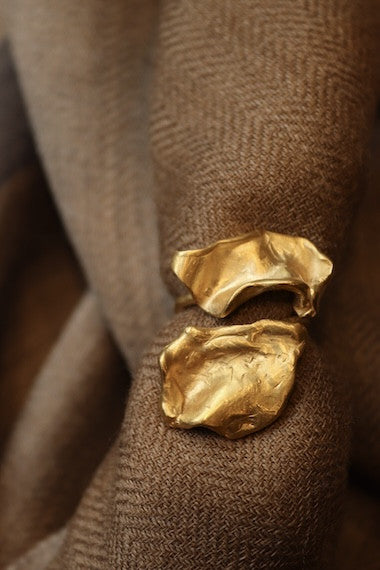Anillo rústico en plata chapado en oro inspirado en Pino Montesdeoca. Hecho en España por Sandra Bellew.