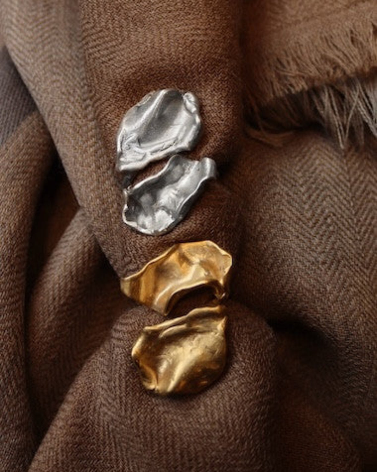 Anillo rústico en plata  y en plata chapada en oro inspirado en Pino Montesdeoca. Hecho en España por Sandra Bellew.