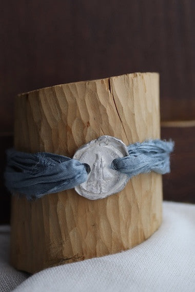 Pulsera de la Virgen de Covadonga en plata. Hecha artesanalmente en España por Sandra Bellew