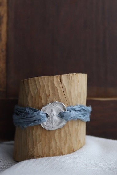 Pulsera de la Virgen de Covadonga en plata. Hecha artesanalmente en España por Sandra Bellew