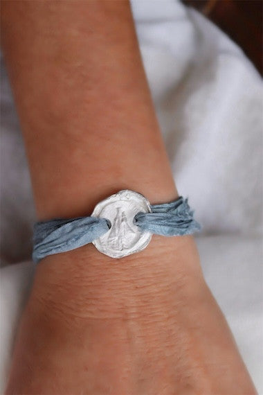 Pulsera de la Virgen de Covadonga en plata. Hecha artesanalmente en España por Sandra Bellew