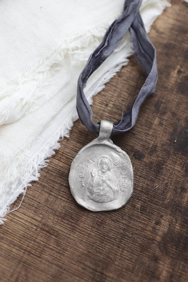 Medalla rústica del Cristo de la Misericordia en plata. Hecha artesanalmente en España por Sandra Bellew.
