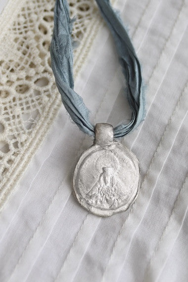 Medalla de la Virgen Esperanza Macarena en plata. Hecha artesanalmente en España por Sandra Bellew