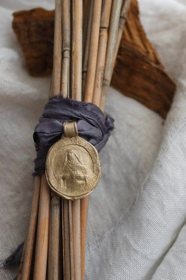 Medalla rústica de Santa Clara para ramo en latón. Hecha artesanalmente en España por Sandra Bellew
