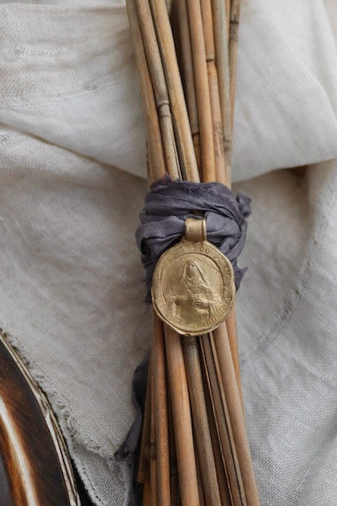 Medalla rústica de Santa Clara para ramo en latón. Hecha artesanalmente en España por Sandra Bellew