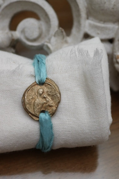 Pulsera rústica de la Virgen del Perpetuo Socorro en latón. Hecha artesanalmente por Sandra Bellew.