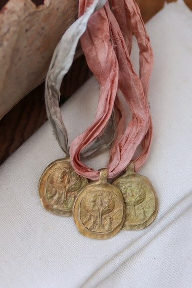 Medalla de la Virgen de Salceda en latón. Hecha artesanalmente en España por Sandra Bellew