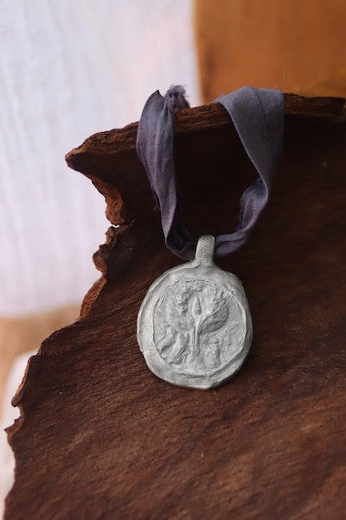 Medalla de la Virgen de Salceda en plata. Hecha artesanalmente en España por Sandra Bellew