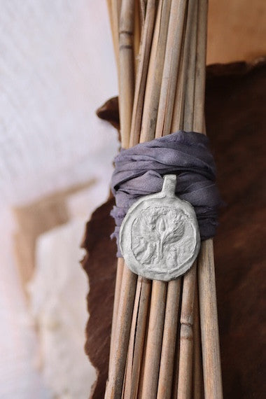 Medalla de la Virgen de Salceda para ramo de novia en plata. Hecha artesanalmente en España por Sandra Bellew