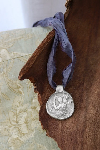 Medalla rústica de San Cristóbal en plata. Hecha artesanalmente en España por Sandra Bellew.
