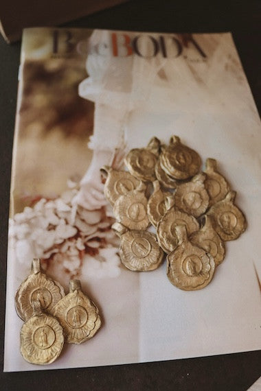 Medalla rústica de Santa Cristina en latón. Hecha artesanalmente en España por Sandra Bellew.