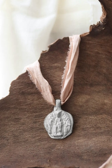 Medalla rústica de la Virgen de Nuria en plata. Hecha artesanalmente en España por Sandra Bellew.