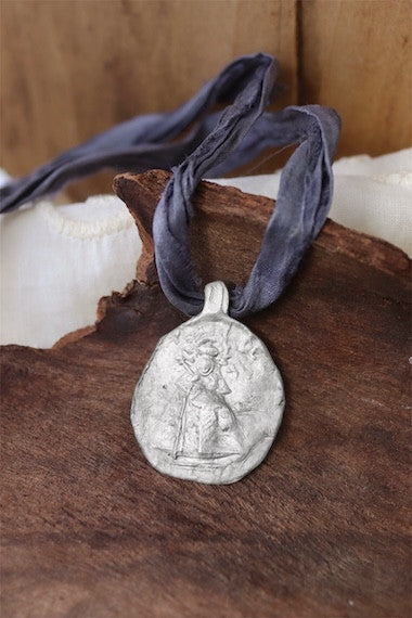 Medalla rústica de la Virgen de Guadalupe en plata. Hecha artesanalmente en España por Sandra Bellew.