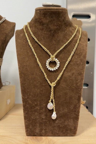 Aro de perlas con cordón dorado. Hecho en España por Sandra Bellew.